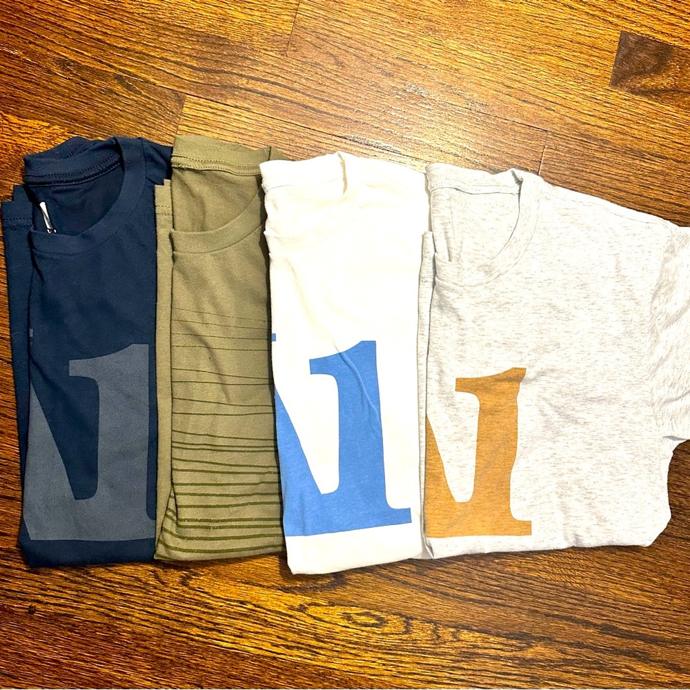 4 pack Vuori Super soft T-shirts. excellent condition
